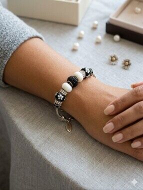 Bella Perlina | Crystal Bead Bracelet Black & White Rhinestones Daisy Flower